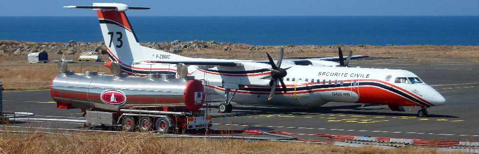 Pierrefonds - Dash 8 au parking - 14 octobre 2012 - Plicandrome