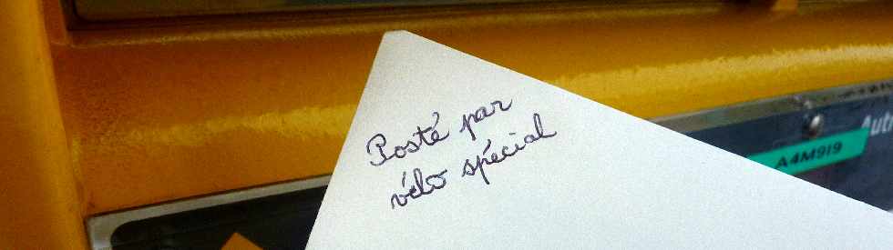 St-Pierre - Agence postale de Basse Terre - Boite aux lettres extérieure