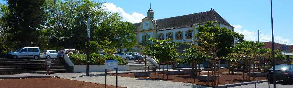 St-Pierre - Place Abou Bakar Omarjee et Htel de ville