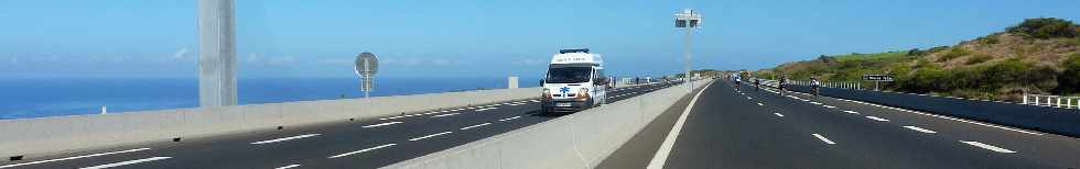 18 novembre 2012 - Route des Tamarins libre -  Passage d'ambulance