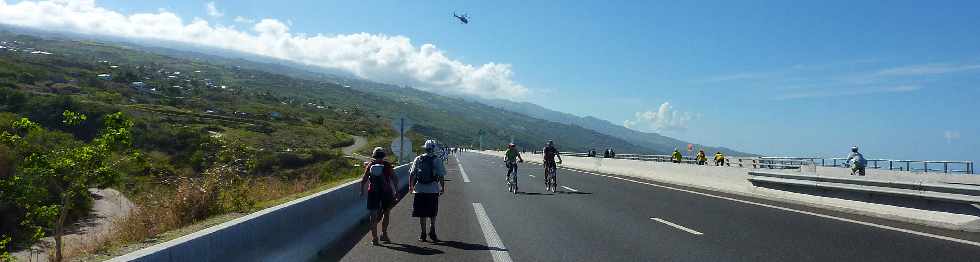 18 novembre 2012 - Route des Tamarins libre - Passage d'hlicoptre de la Gendarmerie