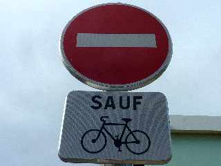 St- Pierre - Panneau Sens interdit sauf vélo