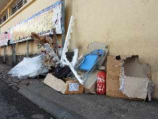 St- Pierre -  Dtritus aux abords du march couvert