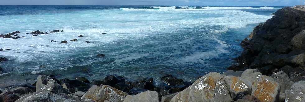 St- Pierre  - Bat'o port 2012 -  Houle sur la digue