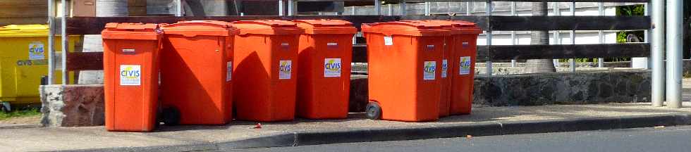 St- Pierre  - Poubelles de couleur orange sur le Front de mer