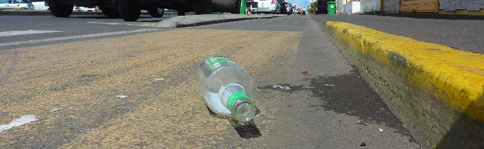 St- Pierre  - Bouteille de rhum sur la piste cyclable