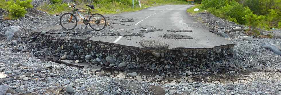 Cyclone Dumile - Janvier 2013 - Bras de Cilaos - Radier du Ouaki emport