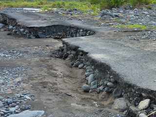 Rivire St-Etienne - Cyclone Dumile - Janvier 2013 - Piste coupe