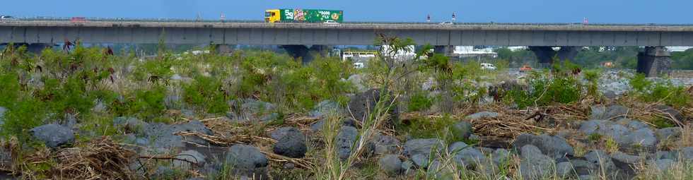 Rivire St-Etienne - Cyclone Dumile - Janvier 2013 - Pont  double-sens