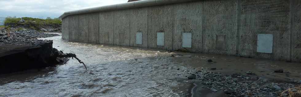 Cyclone Dumile - Mur de rehausse dans l'eau - Rivire St-Etienne