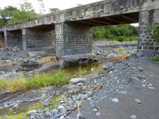 Rivire St-Etienne - Rfection du radier aprs le passage du cyclone Dumile - Ancien pont