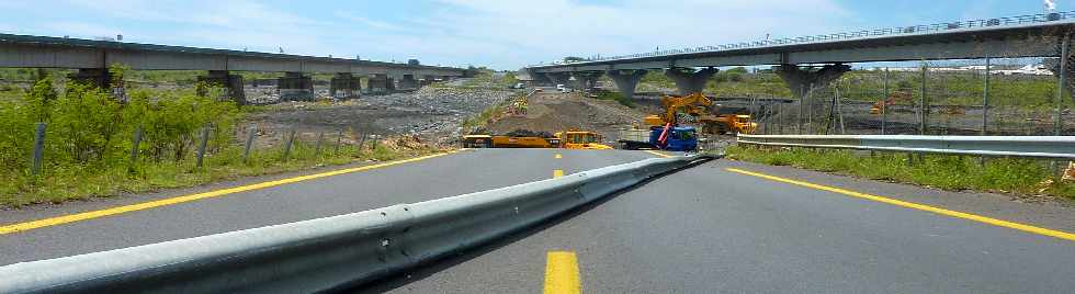 Rivire St-Etienne - Rfection du radier endommag  la suite du passage du cyclone Dumile - janvier 2013 -