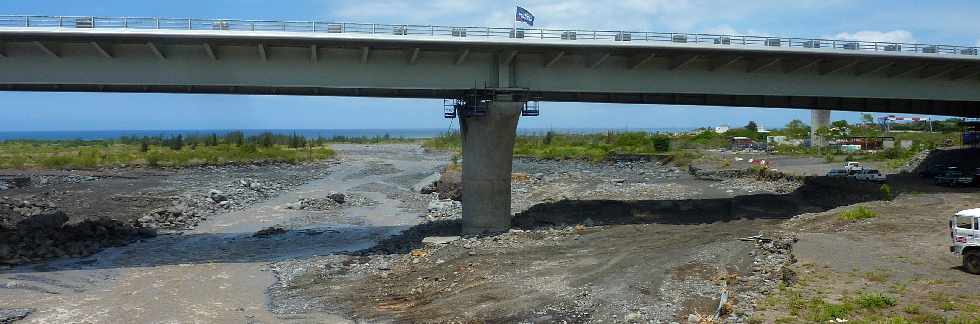 Rivire St-Etienne - Rfection du radier endommag  la suite du passage du cyclone Dumile - janvier 2013 -