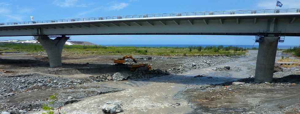 Rivire St-Etienne - Rfection du radier endommag  la suite du passage du cyclone Dumile - janvier 2013 -