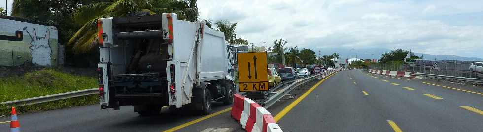 Rivire St-Etienne - Rfection du radier endommag  la suite du passage du cyclone Dumile - janvier 2013 - Embouteillages sur le pont amont