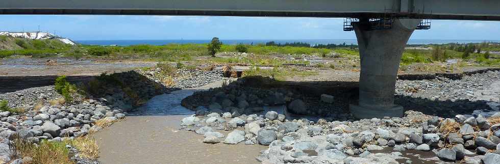 Rivire St-Etienne - Rfection du radier endommag  la suite du passage du cyclone Dumile - janvier 2013 -