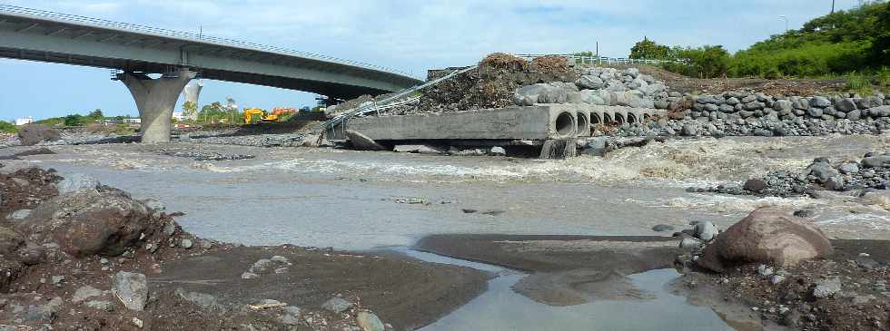 Rivire St-Etienne - Fvrier 2013 - Cyclone Felleng - Buses