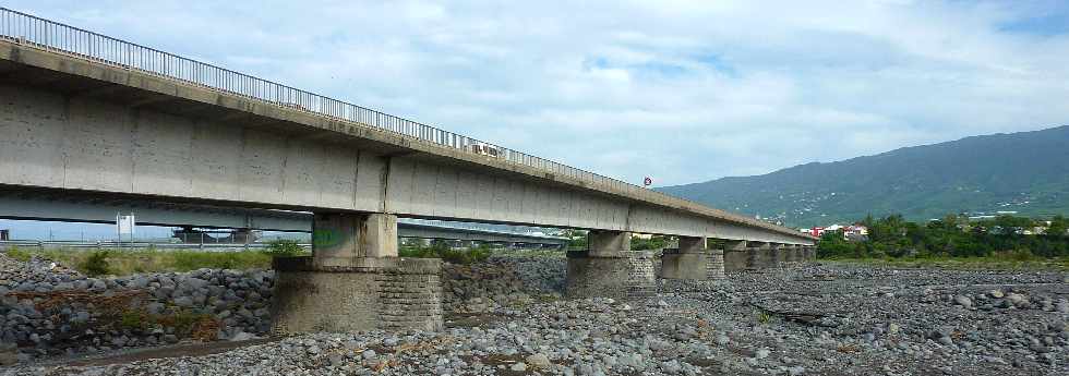 Rivière St-Etienne - Février 2013 - Cyclone Felleng - Ancien pont de 1993