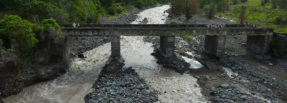 Rivire St-Etienne - Fvrier 2013 - Cyclone Felleng - Ancien pont