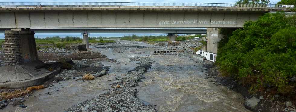 Rivire St-Etienne - Fvrier 2013 - Cyclone Felleng - Radier emport