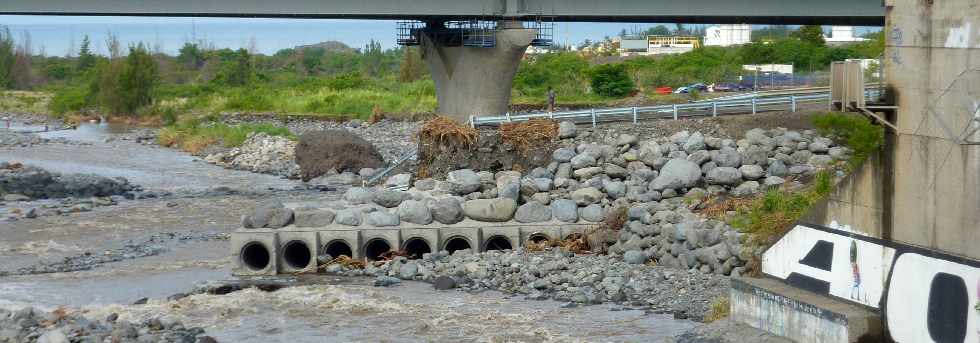 Rivire St-Etienne - Fvrier 2013 - Cyclone Felleng - Radier emport