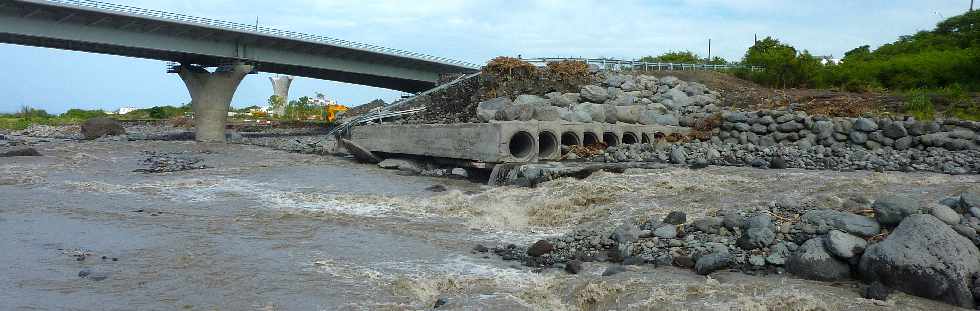 Rivire St-Etienne - Fvrier 2013 - Cyclone Felleng - Buses