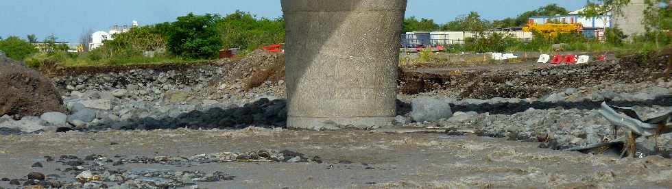 Rivire St-Etienne - Fvrier 2013 - Cyclone Felleng - Nouveau pont pile P2