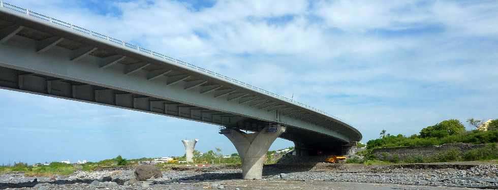 Nouveau pont Rivire St-Etienne - Fvrier 2013 - Cyclone Felleng -