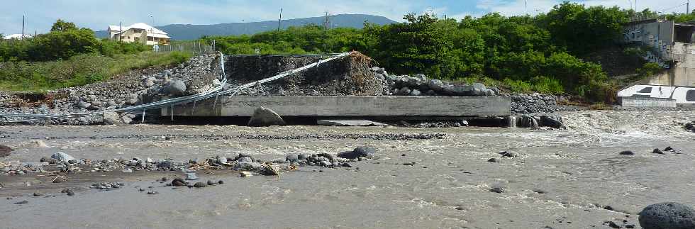 Rivire St-Etienne - Fvrier 2013 - Cyclone Felleng - Radier emport