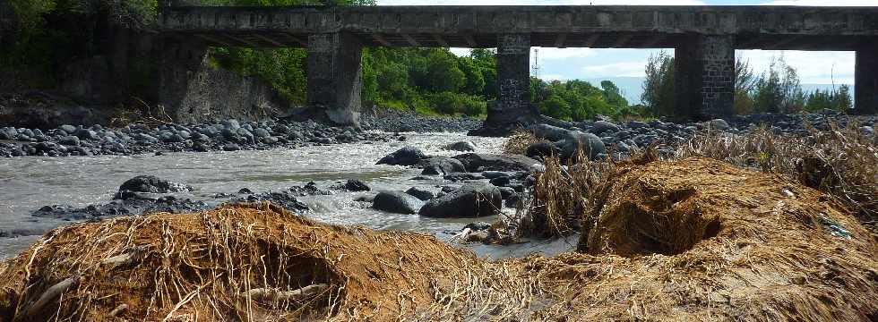 Rivire St-Etienne - Fvrier 2013 - Cyclone Felleng - Vieux pont