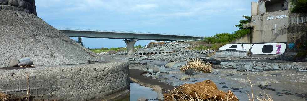 Rivire St-Etienne - Fvrier 2013 - Cyclone Felleng - Ancien et nouveau ponts