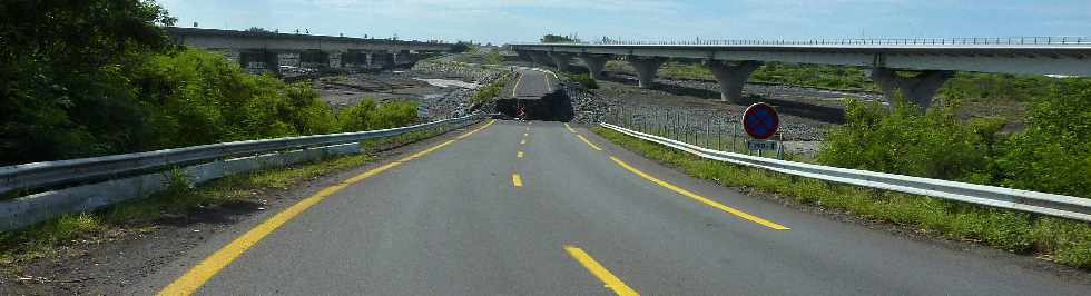 Radier coup  la Rivire St-Etienne - Cyclone Felleng - Fvrier 2013