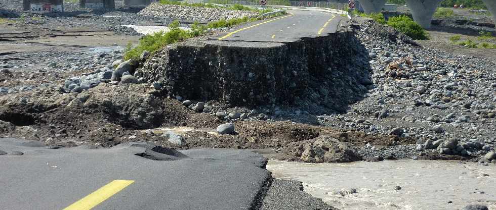 Radier de la Rivire St-Etienne endommag - Cyclone Felleng - fvrier 2013 -