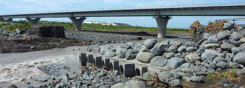 Radier de la Rivire St-Etienne endommag - Cyclone Felleng - fvrier 2013 -