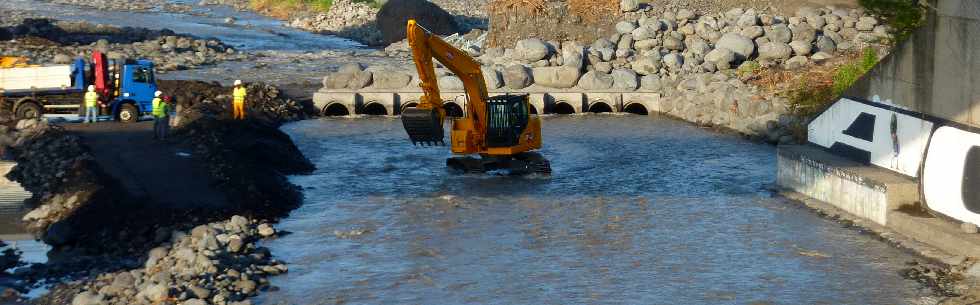 5 février 2013 - Travaux de réfection du radier de la Rivière St-Etienne après Felleng  - Construction d'un merlon