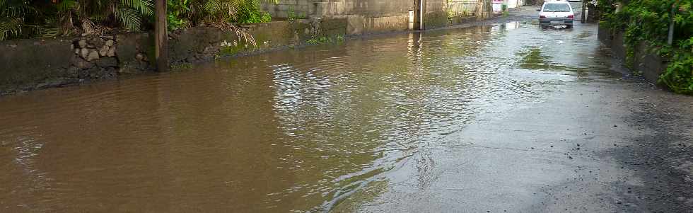 La Rivire Saint-Louis - Rue du Docteur Schweitzer - Trous dans chausse - fvrier 2013