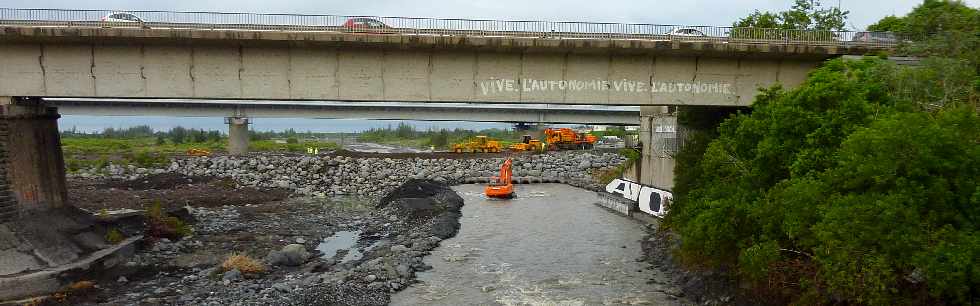 Reconstruction du remblai du radier de la Rivire St-Etienne aprs le cyclone Felleng - fvrier 2013 -