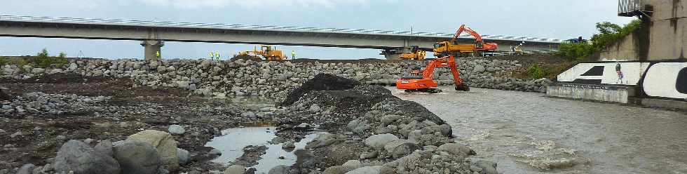 Reconstruction du remblai du radier de la Rivière St-Etienne après le cyclone Felleng - février 2013 -
