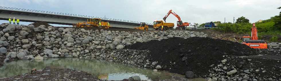 Reconstruction du remblai du radier de la Rivire St-Etienne aprs le cyclone Felleng - fvrier 2013 -