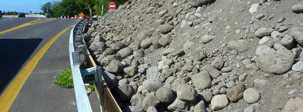 Rivire St-Etienne -  Accs rive gauche au nouveau pont