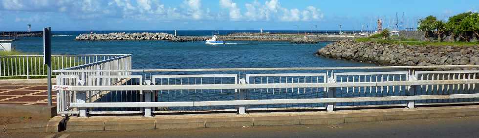 St-Pierre - Pont sur la Rivire d'Abord et entre du port