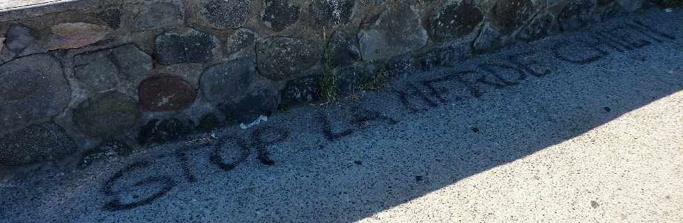 St-Pierre - Jete du port - "stop la merde de chien"