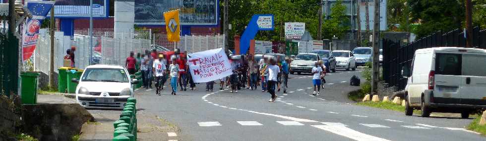 6 mars 2013 - Manifestation de jeunes vers le Rond point des Casernes