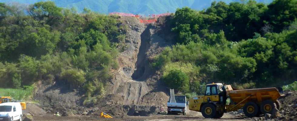 Rivire St-Etienne -Emplacement du chantier d'interconnexion Bras de la Plaine - Bras de Cilaos  - Passage de la conduite dans le rempart de rive droite