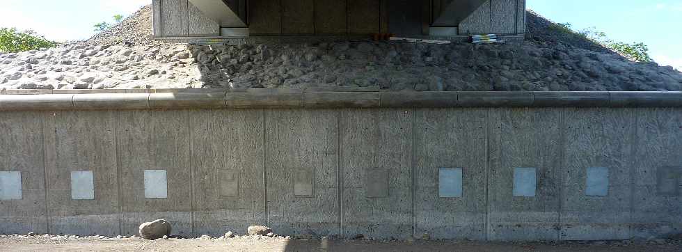 Chantier du nouveau pont sur la Rivire St-Etienne - Fin mars 2013 -  Cule de rive gauche - Mur de rehausse