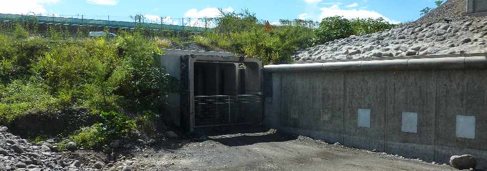 Chantier du nouveau pont sur la Rivire St-Etienne - Fin mars 2013 -  Cadre pour le passage des dumpers