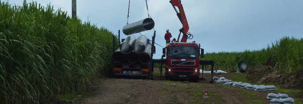 Pierrefonds - Avril 2013 - Dpose des canalisations pour le chantier d'interconnexion Bras de la Plaine - Cilaos