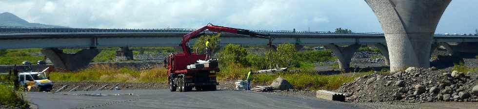 Chantier du nouveau pont sur la Rivire St-Etienne - Pose de glissires de scurit