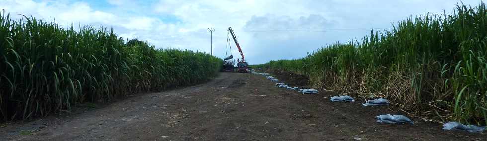 Pierrefonds - Avril 2013 - Dpose des canalisations pour le chantier d'interconnexion Bras de la Plaine - Cilaos