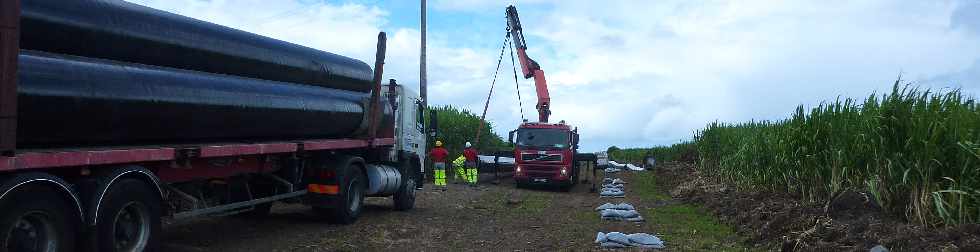 Pierrefonds - Avril 2013 - Dépose des canalisations pour le chantier d'interconnexion Bras de la Plaine - Cilaos